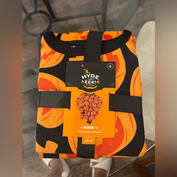 Kids Halloween pumpkin pajamas 2 piece set NWT Size 2T and 4 available - Picture 1 of 3